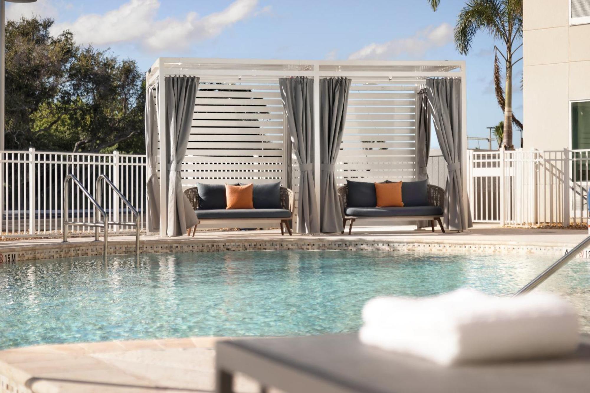 Holiday Inn Express Cape Canaveral By Ihg Экстерьер фото